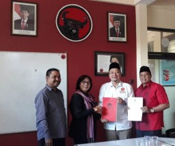 Berbekal Rekomendasi, Dokter Alif Akhirnya Menyusul Pengembalian Formulir Pendaftaran Bacabup Gresik ke PDIP Jatim