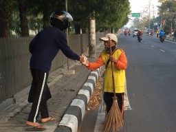 Aksi ‘Pasukan Nasi Bungkus’ Gresik, Mulai Kumpulkan Donasi Hingga Bagi Nasi
