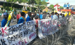 Kritik Kinerja KPK, PMII Jatim Demo DPRD Jatim