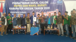 Didampingi Ketua Gerindra, Ketua Ansor Gresik Ambil Formulir Bacabup dari Nasdem