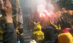 Demonstrasi Tuntut Pengembalian GU Kepada Masyarakat Diwarnai Lempar Batu