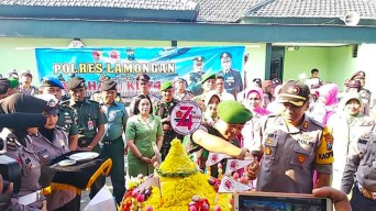 Kapolres Lamongan Beri Kejutan Dandim di HUT TNI
