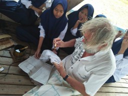 Hari Batik Nasional, Seorang Turis Ikut Membatik Bersama Santriwati di Bawean