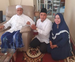 Dokter Anis Minta Restu ke Pengasuh Ponpes Mambaus Sholihin