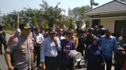 Mahasiswa Paksa Wabup Qosim Teken Pakta Integritas Tolak UU KPK dan RUU KUHP