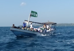 Semarak HSN, Ribuan Santri di Bawean Antusias Ikuti Upacara Hingga Menyeberangi Lautan