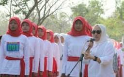 Bupati Anna Muawwanah Lepas Peserta Gerak Jalan ala Santri