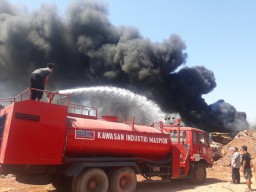 Dari Alang-alang, Gudang Sampah di Kawasan Maspion Terbakar