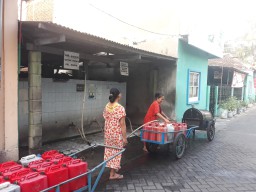 Air PDAM Sering Macet, Warga Ngipik Berebut Air Pakai Mesin Pompa Air