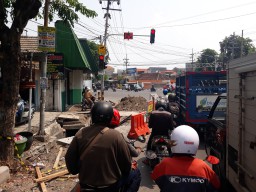 Bikin Macet, Proyek Saluran Jalan dr Soetomo Gresik Dikeluhkan
