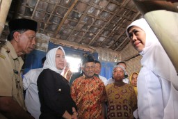 1.300 Rumah di Bojonegoro Rusak Akibat Angin Kencang, Khofifah dan Anna Muawwanah Sambangi Korban