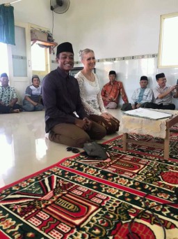 Pria Bojonegoro ini Nikahi Bule Cantik Asal Finlandia