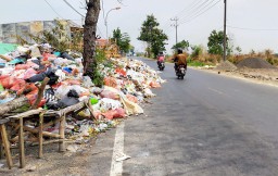 Kondisi Sampah di Metatu, Dibiarkan Menumpuk Hampir Separuh Badan Jalan