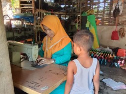 Omset Rp 2 Juta Sehari, Sandal Bawean Diminati Sampai Luar Negeri