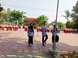 Peringatan Hari Guru Nasional di Lamongan, Para Guru Menjadi Petugas Upacara Bendera Hari Senin