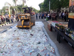 Polres Gresik Siaga Jelang Nataru, Musnahkan Ratusan Botol Miras