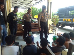 Warung Miras Sraturejo Digerebek, 2 Penjual dan 8 Pelanggan Diamankan