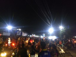 Lokasi Parkir Truk Raksasa di Baureno Berubah Jadi Pasar Malam