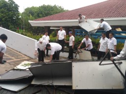 Gedung 7 Lantai Pemkab Bojonegoro Rusak Diterjang Angin Kencang