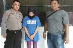 Pura-pura Shalat, Wanita Bermukena Mencuri HP di Masjid BG Junction