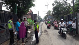 Gagal Mendahului Mobil, Emak-emak Pengendara Motor Jatuh dan Tewas