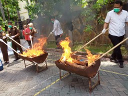 Barang Bukti Hasil Kejahatan di Lamongan Dimusnahkan