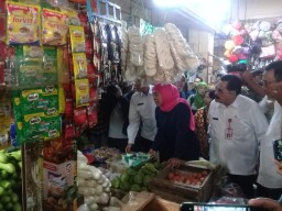 Sidak Pasar Tradisional, Khofifah Temukan Kenaikan Beberapa Bahan Pokok