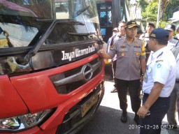 Razia Gabungan, Bus Tak Layak Jalan Diamankan