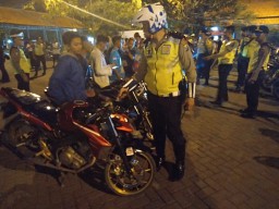 Melanggar Aturan Berkendara, Puluhan Pemotor Ditilang dan Menuntun Sepeda Motornya