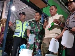 Razia Beberapa Warung, Sembilan Pramusaji dan Puluhan Botol Miras Diamankan