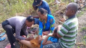 Kepala Bayi Keluar, Polisi Bojonegoro Bantu Ibu Melahirkan di Pinggir Jalan