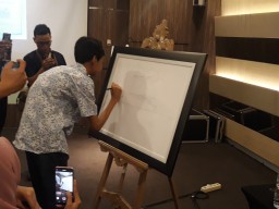 Pameran Tunggal di Gresik, Karya Pelukis Muda Ariel Ramadhan Laku Rp 27,5 Juta