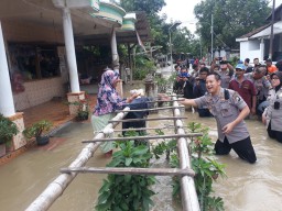 Banjir Susulan Rendam 17 Desa di Gresik, TNI-Polri Ikut Turun Berikan Bantuan