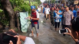 TNI-Polri Blusukan Bersama Mahasiswa ke Lokasi Banjir