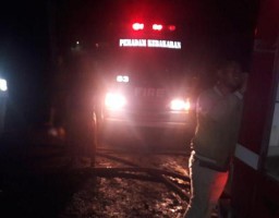 Terjadi Ledakan, Gudang Kayu Rotan di Gresik Terbakar