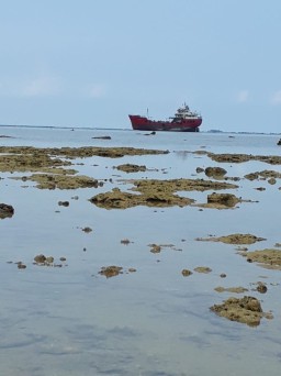 Sandar di Bawean Kapal MT Express 88 Diduga Jadi Penyebab Tercemarnya Air Laut