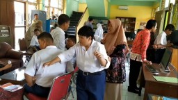 Puluhan Siswa SLB Datangi Perpusda, Main Game dan Baca Buku Gratis
