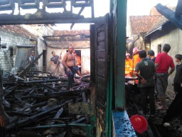 Satu Rumah Ludes Terbakar Karena Korsleting Listrik, Mobil PMK Sempat Tersendat Macet