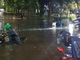 Hujan Beberapa Jam, Sejumlah Lokasi di Surabaya Terendam Sebabkan Puluhan Motor Mogok