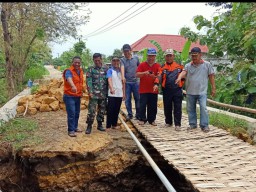 Diterjang Banjir Bandang, Jembatan Penghubung Dua Desa di Lamongan Putus