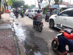Kena Proyek Gorong-Gorong, Pipa PDAM Usman Sadar Bocor