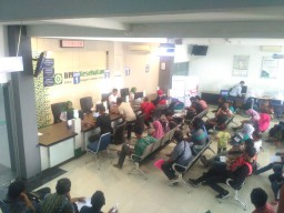 Iuran Naik, Ratusan Warga Bojonegoro Geruduk BPJS Urus Turun Kelas