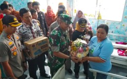 Bayi Gizi Buruk Dapat Kunjungan dan Bantuan Bupati Lamongan