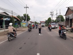 Gagal Mendahului Truk, Pemotor asal Surabaya Tewas Terlindas di Jalan Raya Kedamean