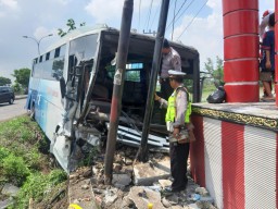 Bus Wiji Selip di Jalan Raya Mandepo Duduksampeyan, 59 Orang Luka-luka
