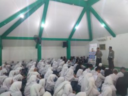 Blusukan ke Sekolah, Polisi Gresik Jadi Guru Lalu Lintas