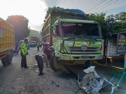 Dua Truk Adu Moncong, Yang Tewas Malah Pengendara Sepeda Motor