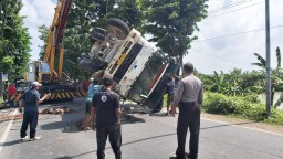 Dum Truk Milik PT HSS Nyungsep, Gresik Utara Macet 1 Jam