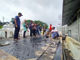 Gegerkan Warga, Busa di Sungai Ternyata Dari Pengelolaan Plastik di Ponpes