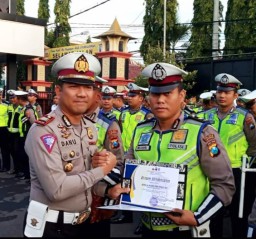 Kasatlantas Lamongan Beri Penghargaan Anggota Berprestasi